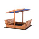 Zdjęcie drewnianej piaskownicy zamykanej z niebieskim daszkiem.