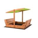 Zdjęcie drewnianej piaskownicy zamykanej z zielonym daszkiem.